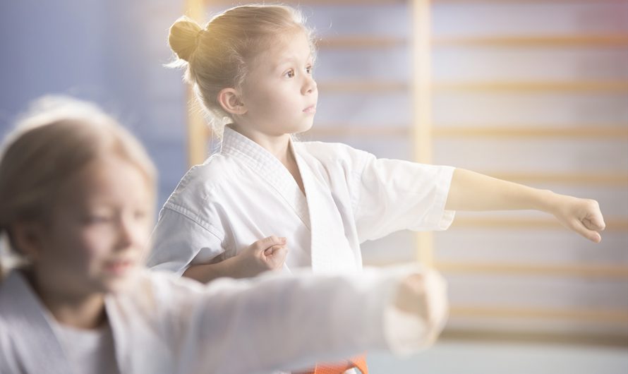 Dlaczego warto zapisać dziecko na treningi karate? Korzyści rozwojowe i psychospołeczne